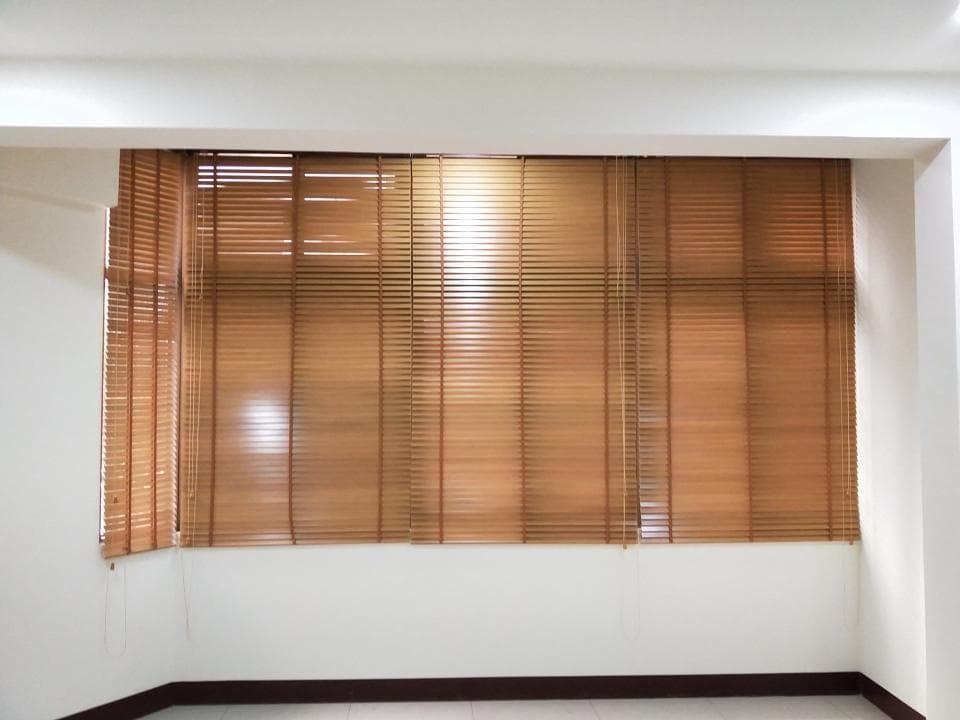 這張照片是一個婚禮的畫面,最重要的是新娘穿著潔白婚紗,頭戴皇冠,面紗輕柔地覆蓋著她的臉,看起來非常美麗優雅。