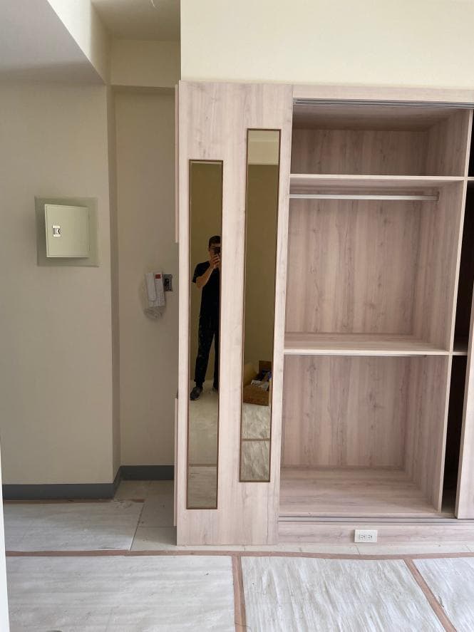 1) 照片顯示一個帶有鏡子的白色衣櫃