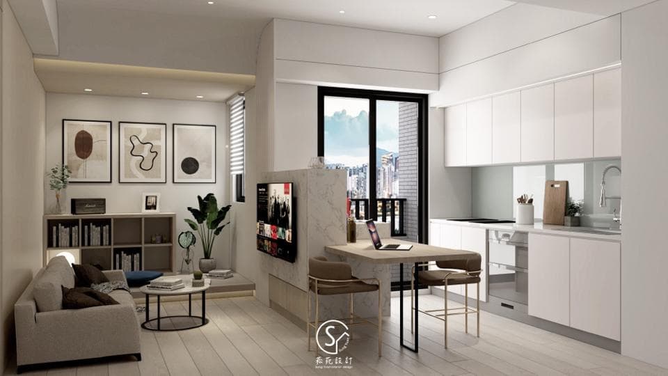 這張「現代風格的客廳和廚房」的照片是,客廳裡有沙發、電視、書架和一些裝飾品,而廚房則有白色櫥櫃和一個小吧檯。