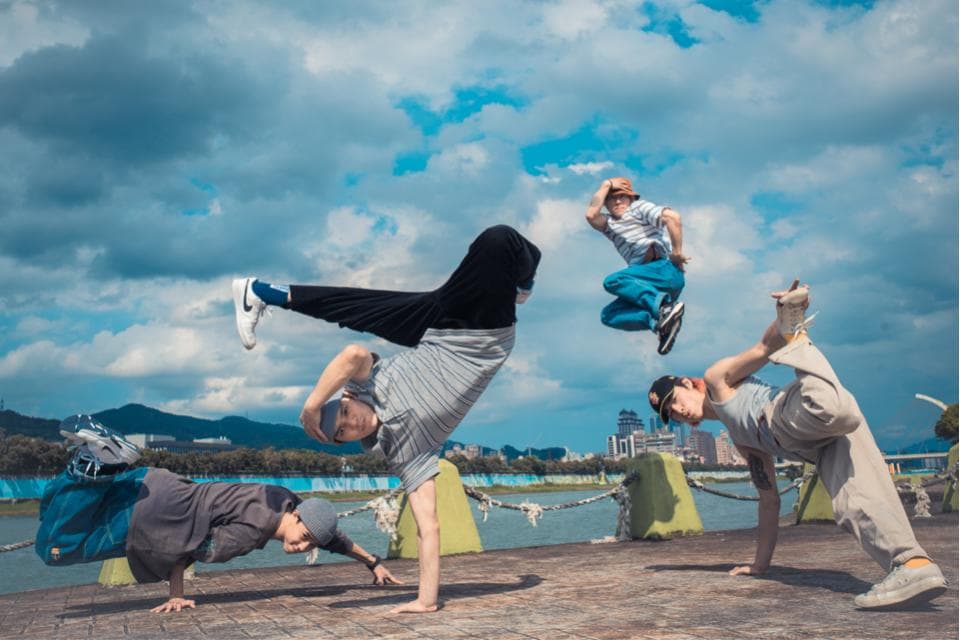 1) 照片中,四位舞者在戶外表演街舞