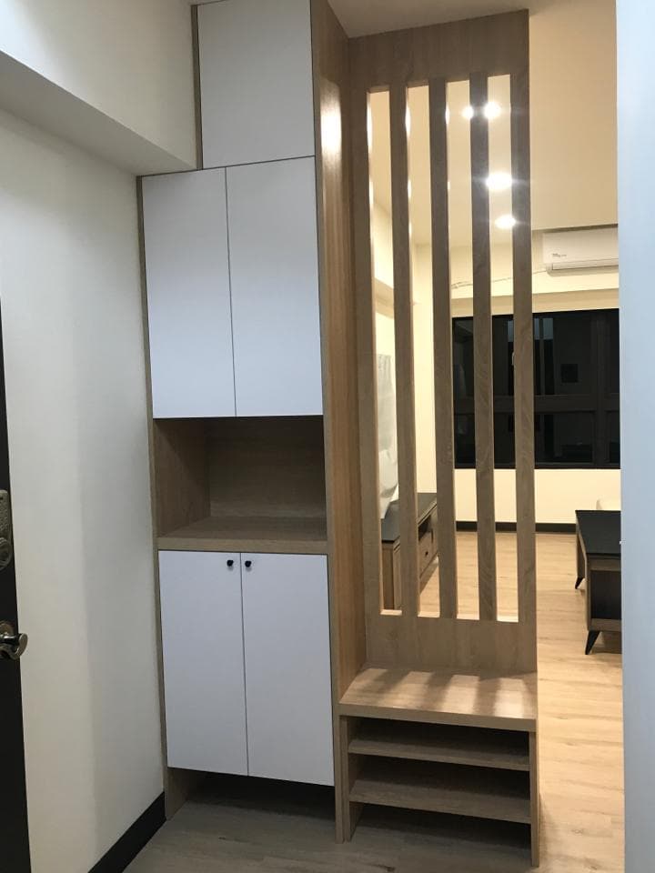 這張照片是木質玄關櫃,櫃體白色,搭配木紋色隔板和鞋櫃,設計簡潔俐落,看起來非常舒適。