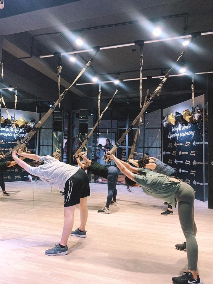 這是一張懸吊式訓練的照片。懸吊式訓練可以有效增強肌肉力量、平衡和靈活性。想學習懸吊式訓練嗎?快到 PRO360 尋找合適的教練吧!