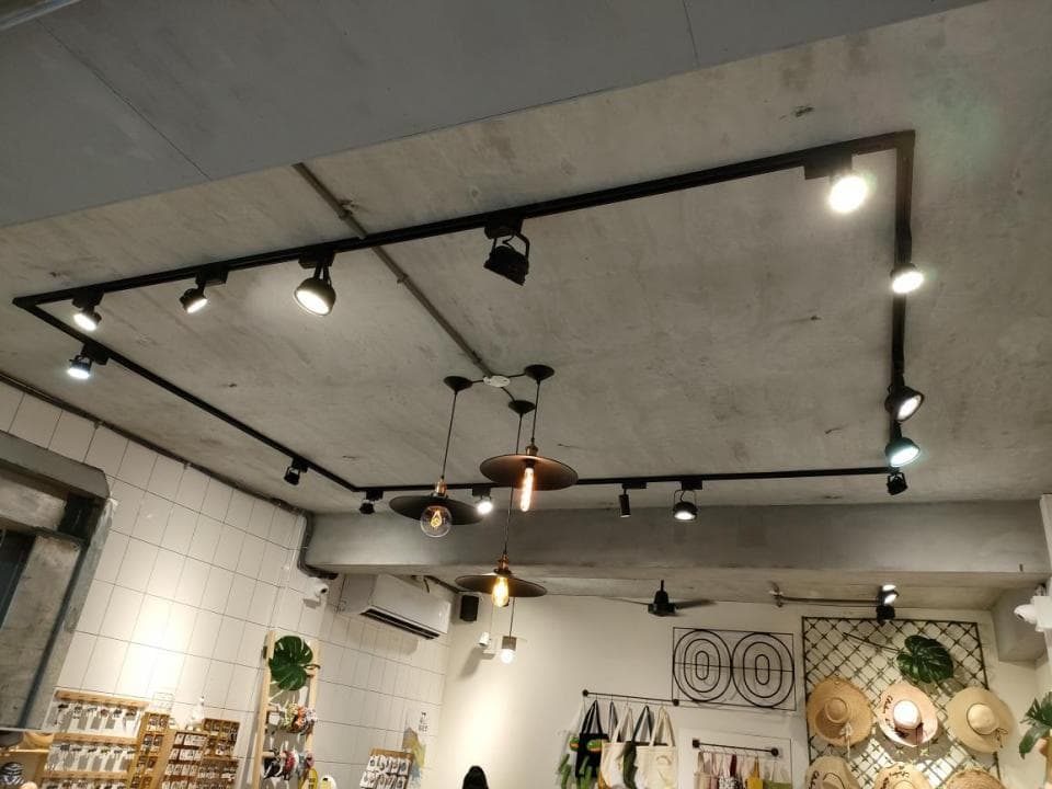 1) 照片顯示一個帶有軌道燈的商店天花板