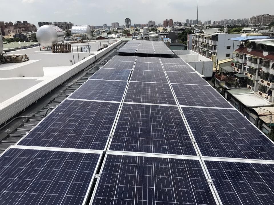 這張照片是一排排整齊排列的太陽能板,它們被安裝在一個屋頂上,為建築物提供清潔能源。