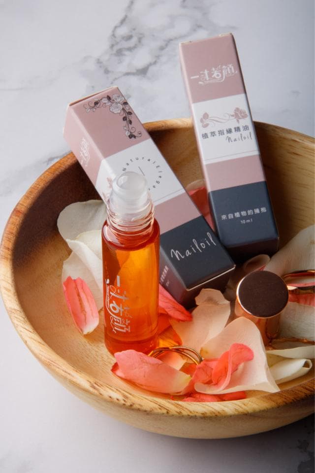 這張「指甲油」的照片是兩瓶指甲油,放在一個木製的碗中,碗裡面有許多花瓣。