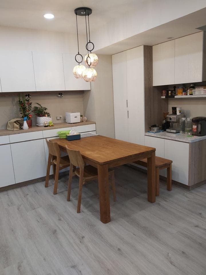 1) 照片顯示一個帶有木質餐桌和四張木椅的現代廚房