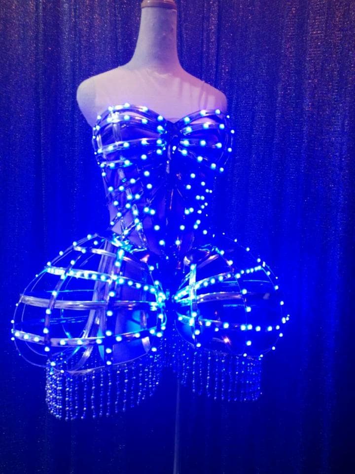 這張照片是一個亮藍色的LED燈裝飾的禮服。