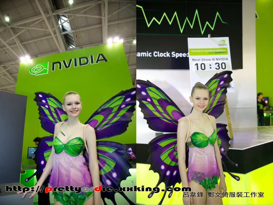這張「Nvidia」的照片是兩個穿著蝴蝶翅膀服裝的女生,一個站在綠色的背景板前,一個站在綠色牆壁前,她們都穿著綠色的蝴蝶翅膀服裝,其中一個女生還拿著一個綠色的蝴蝶翅膀道具。