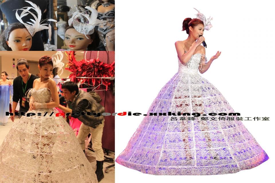 這張「婚禮」的照片是一個穿著白色蕾絲禮服的女孩,她正拿著麥克風唱歌。