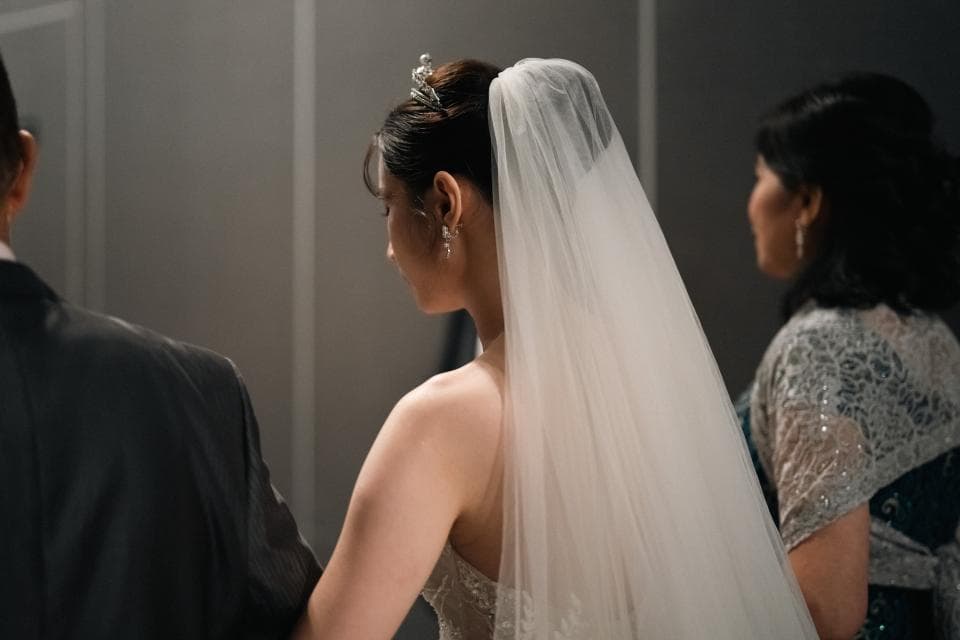 這張「漫畫」的照片是一個關於四個朋友的生活故事。其中一個朋友在摘草莓,另一個朋友在看股票,第三個朋友在哭,第四個朋友在安慰她。