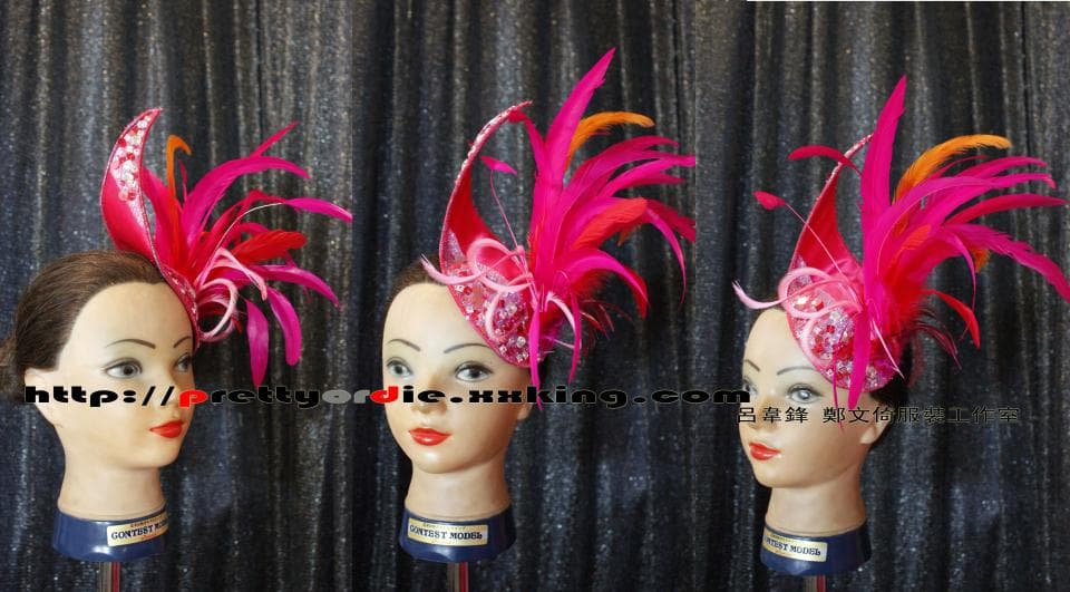 這張「三頂粉紅色羽毛帽」的照片是三頂不同風格的帽子,每頂都有粉色和紅色羽毛,以及閃亮裝飾。