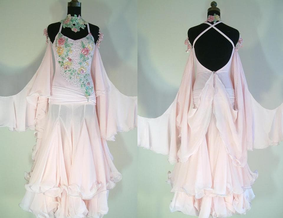 這張「舞衣」的照片是一件粉紅色的舞衣,上面有花卉刺繡,裙子有層層的皺褶,袖子是寬大的。