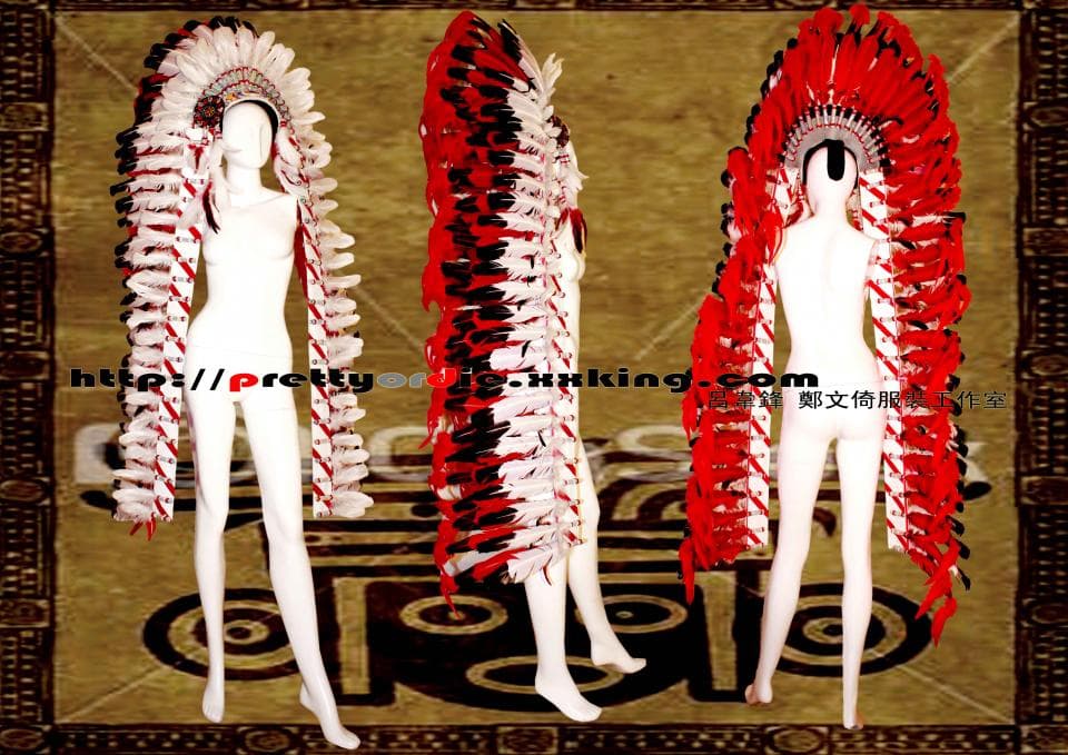 這張「三種不同顏色羽毛頭飾」的照片是,三個白色人臺戴著紅色、白色和黑白相間的羽毛頭飾。