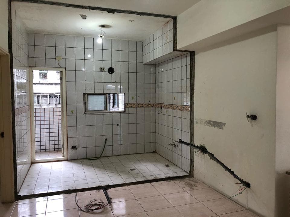 1) 這是一張在裝修中的廚房照片,照片中可以看到廚房的牆壁和地面都鋪設了瓷磚,還有窗戶和門