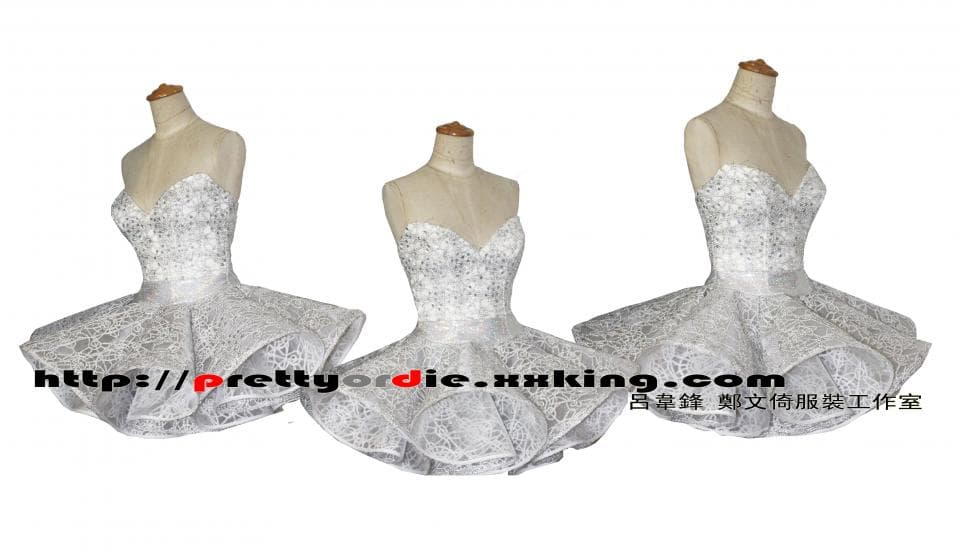 這張「婚紗」的照片是三件白色蕾絲婚紗,都是無肩帶設計,裙擺層次豐富,看起來十分優雅美麗。