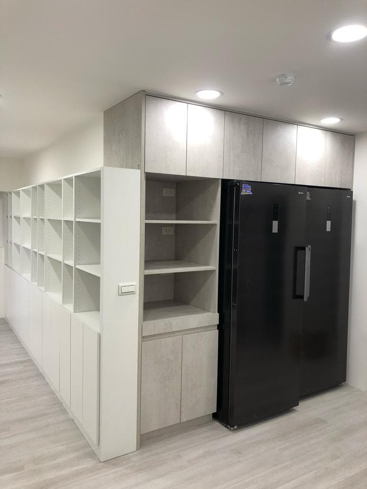 1) 照片顯示一間現代廚房,擁有白色和灰色木質櫥櫃,並配有黑色冰箱