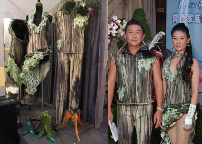 這張照片是四個穿著樹木圖案服裝的人,他們看起來像是參加一個時裝秀。