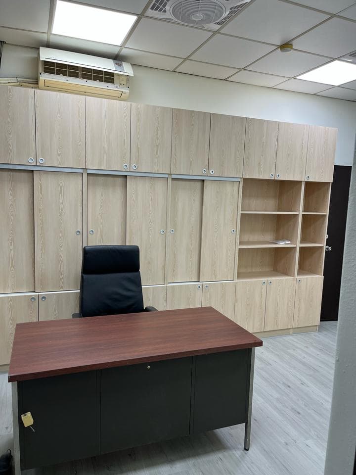 1) 照片中顯示一個辦公室,裡面有一張木桌,一張黑色辦公椅,房間牆壁上全是木質櫥櫃