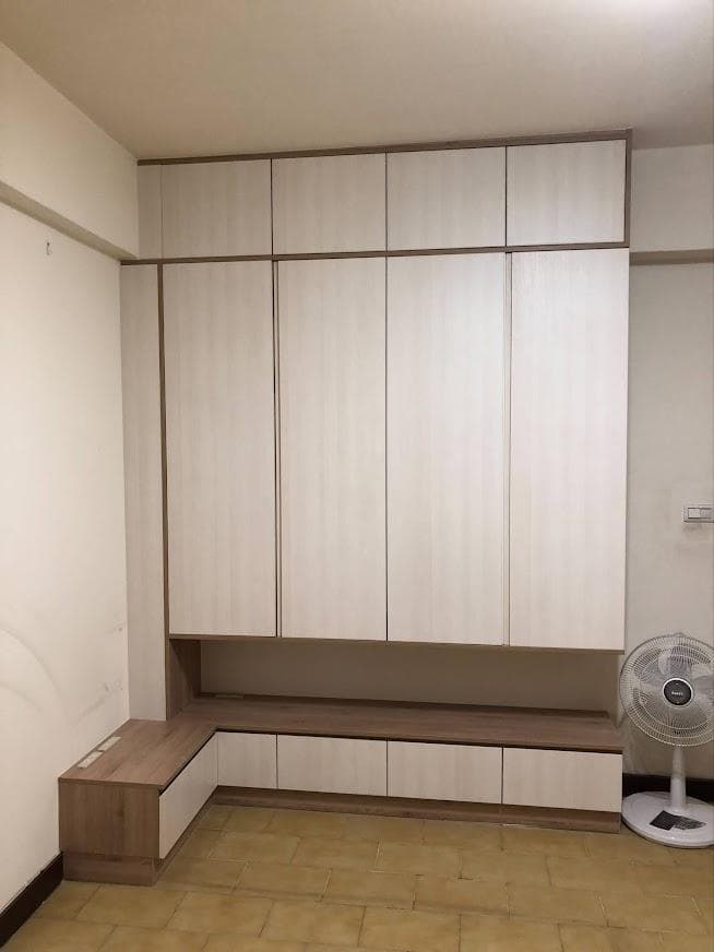 這張照片是一組白色櫃子,櫃子上面有層板,下面有抽屜,整體設計簡約,空間感十足。