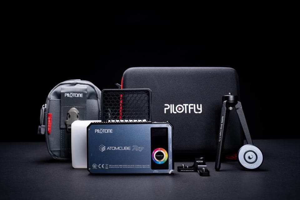 這張「攝影設備」的照片是包含一個燈光設備、一個收納袋、一個攝影燈、一個腳架、以及一個燈罩。