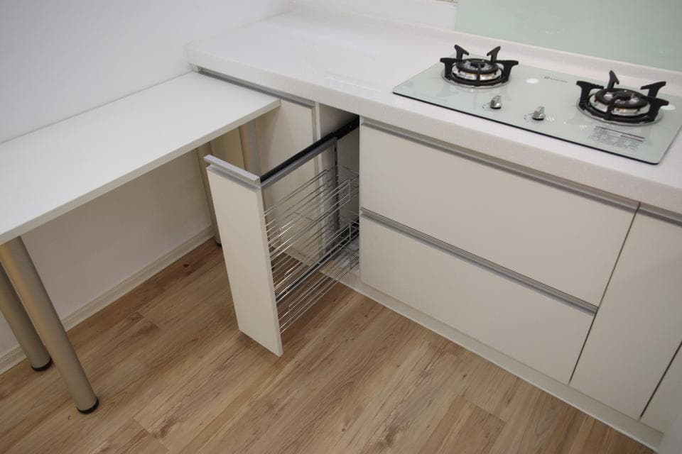 這張照片是一個現代化的廚房,最重要的部分是抽屜式收納櫃,它可以把各種廚房用品收納得井井有條。