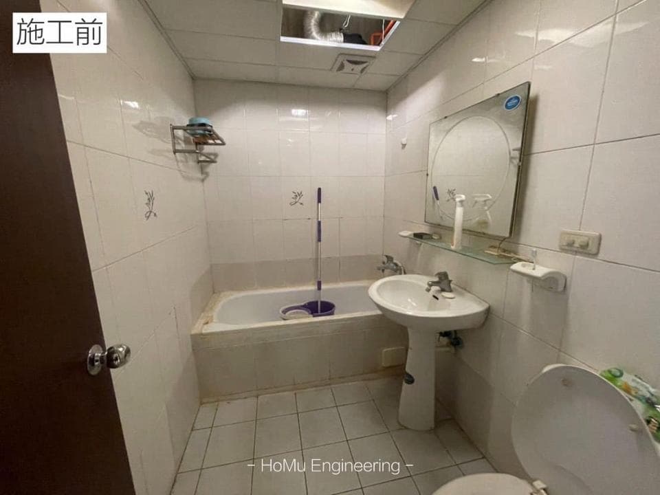 1. 照片顯示一個浴室,浴室裡面有浴缸、馬桶、洗手台、鏡子以及一些浴室用品