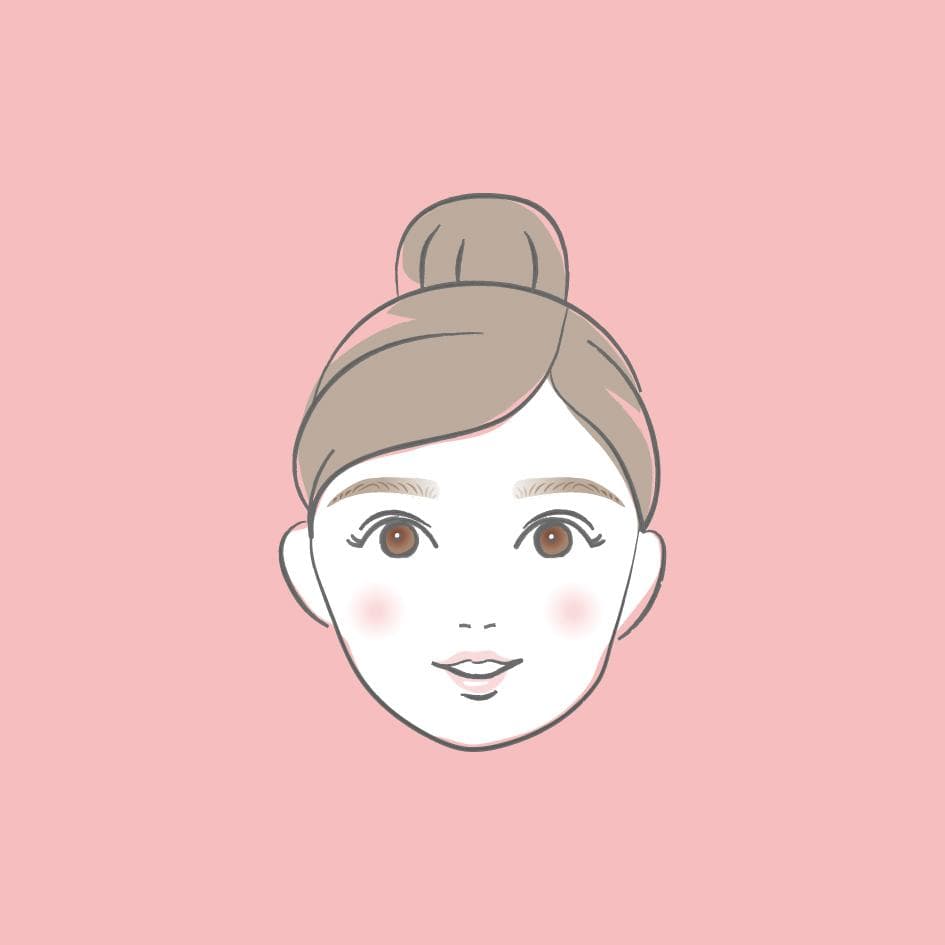 這張照片是一個綁著頭髮的女孩,她有著溫柔的笑容,和一雙明亮的眼睛。