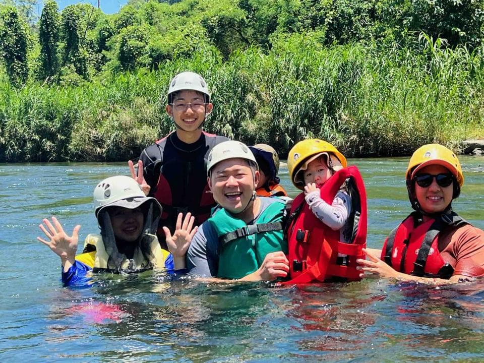 這張照片是一個男人在健身房舉重,照片的重點是他正在舉起的槓鈴。槓鈴的兩端各有一個綠色的重量片,槓鈴本身是銀色的。