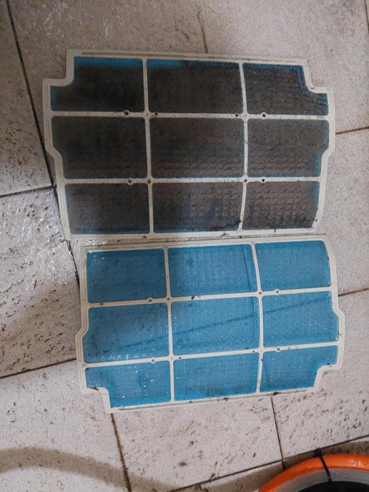 1) 照片顯示兩個空調濾網,上面那個是髒的,下面那個是乾淨的