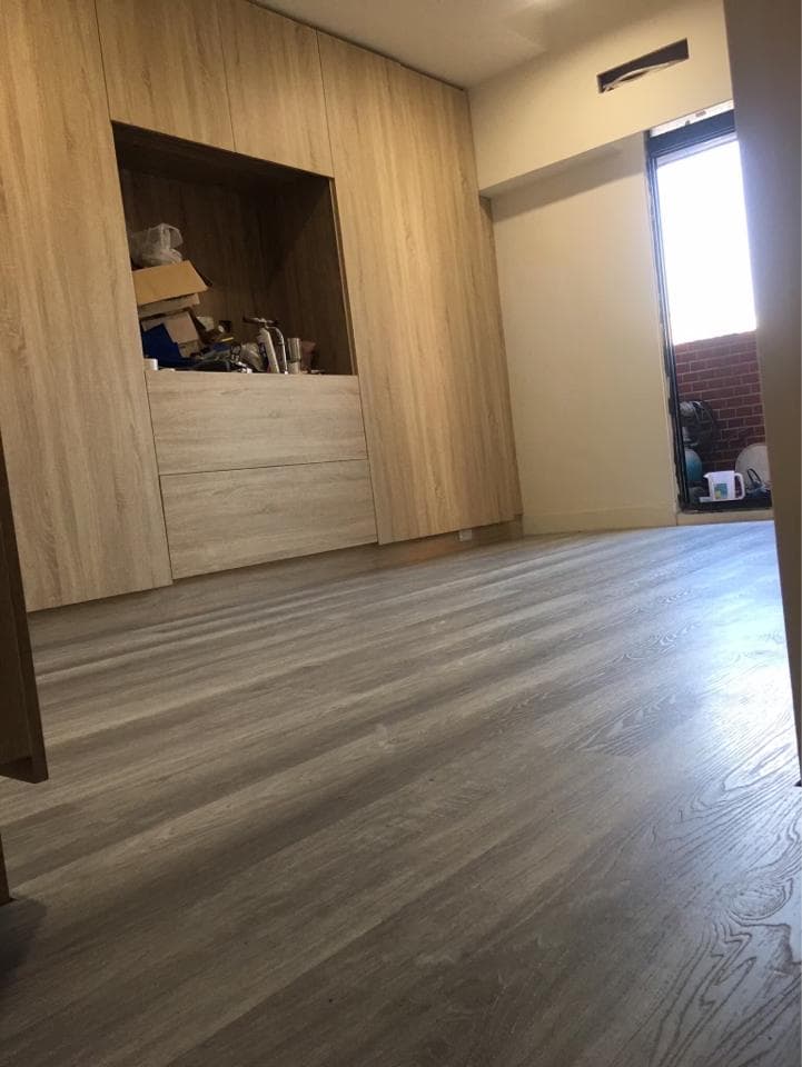 這張照片是一間房間的地板,地板是木紋的,看起來很乾淨漂亮。