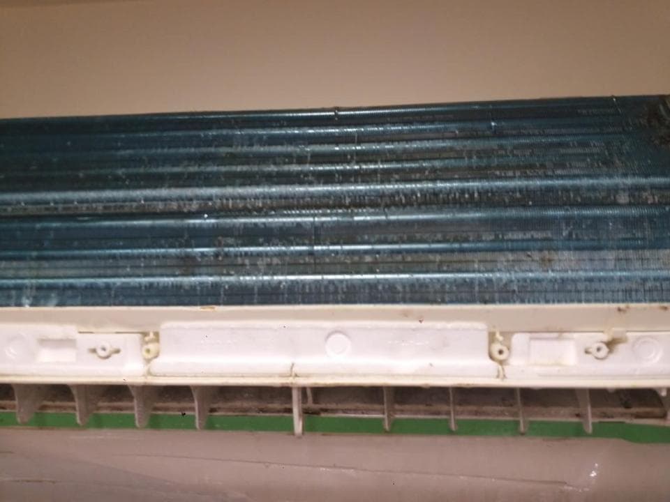 1) 照片顯示了一個灰塵很髒的空調機組