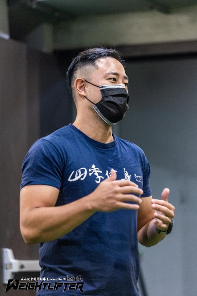 這張照片是關於健身運動。健身運動可以增強體能、改善心肺功能,有助於維持健康體重。想尋找健身教練,可以到 PRO360 尋找。