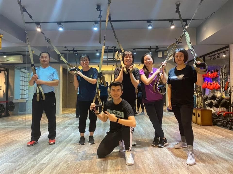 這張照片是關於懸吊訓練。懸吊訓練可以增強核心肌群、提高平衡感和靈活性。想學習懸吊訓練?快上PRO360找教練吧!