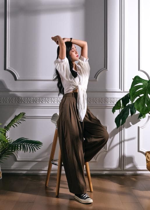 這張照片是一對新人站在許多氣球中間,他們都穿著婚禮服裝,看起來很幸福。