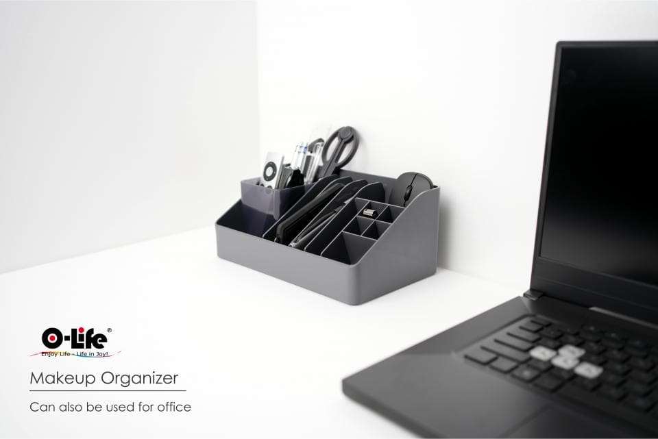 這張照片是一個灰色分隔收納盒,裡面放了一些文具用品,例如剪刀、筆和一些辦公用品。