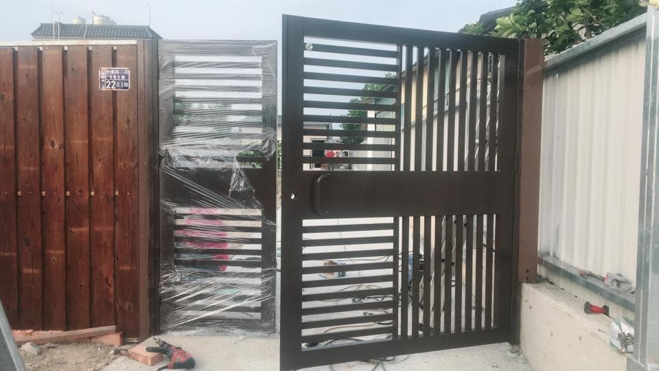 1) 照片顯示兩扇門,左邊是木門,右邊是金屬門