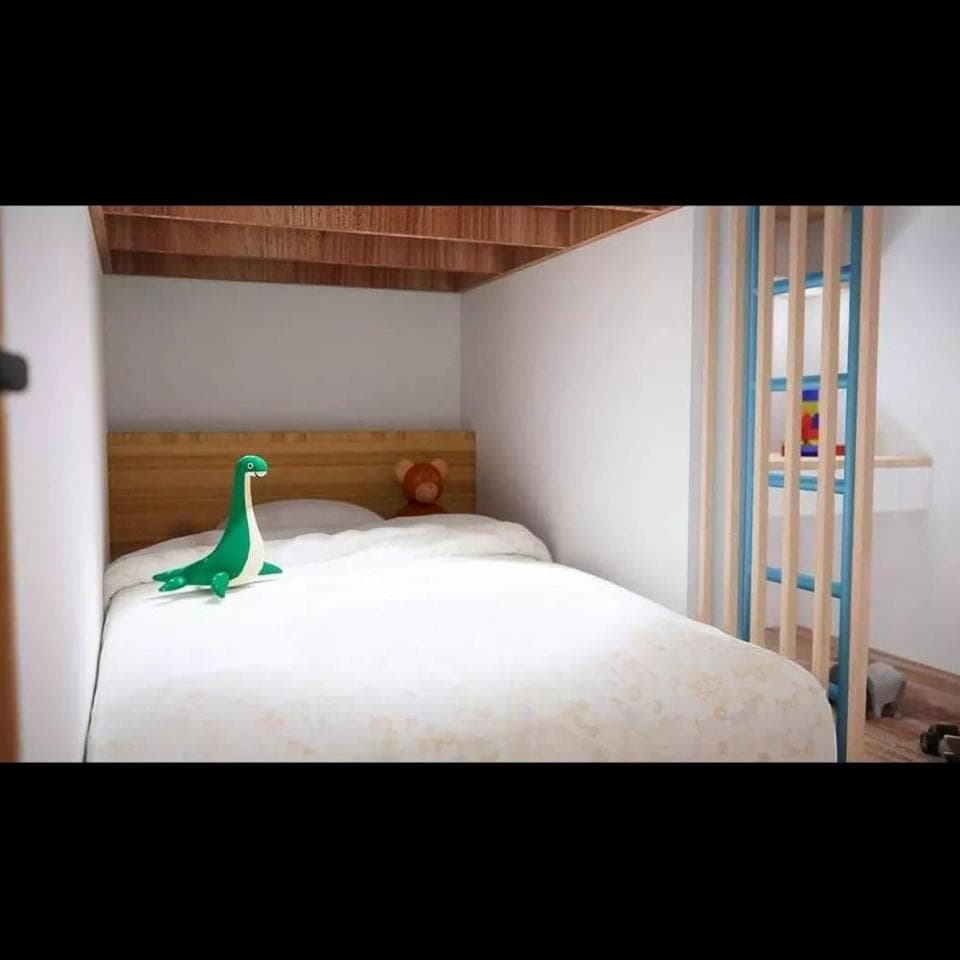 1) 照片顯示一間臥室,房間內有一張床、一個綠色恐龍玩偶和一個棕色泰迪熊玩偶