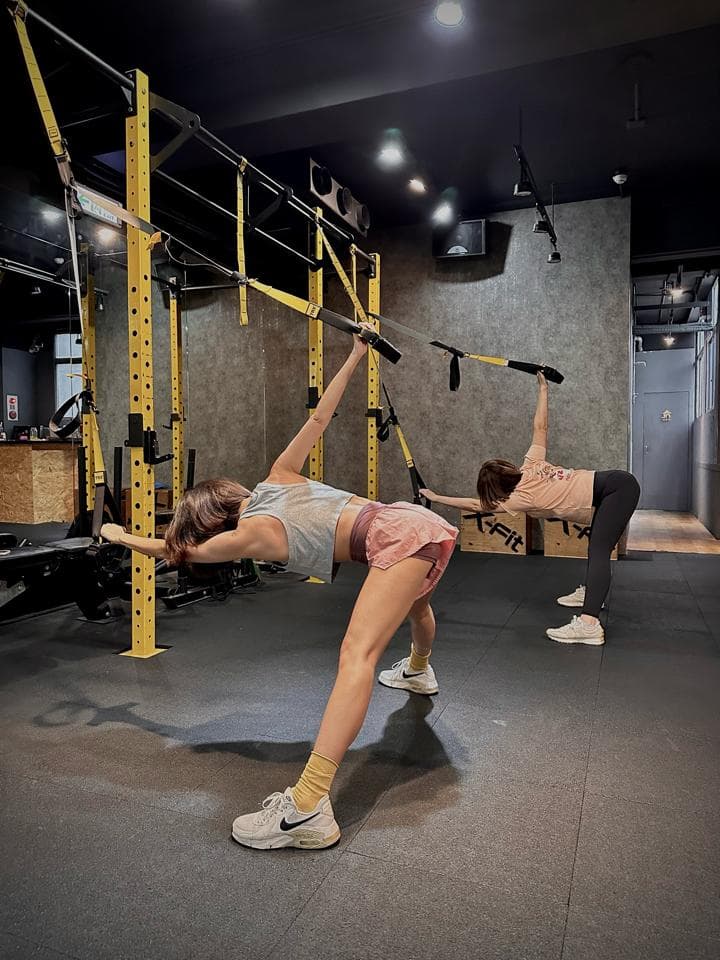 這張圖片是關於懸吊訓練。懸吊訓練可以增強核心力量,改善平衡,提升柔軟度,並有效燃燒脂肪。想學習懸吊訓練,可以到PRO360尋找專業教練。