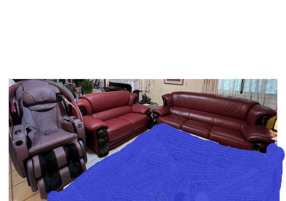 1) 照片顯示了一個深色的按摩椅和兩個深紅色皮革沙發,它們放在一個住宅的客廳裡