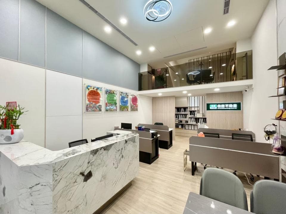 這張照片是一間現代化的辦公室,最重要的部分是辦公室的接待櫃檯,它由白色大理石製成,造型典雅,充滿現代感。