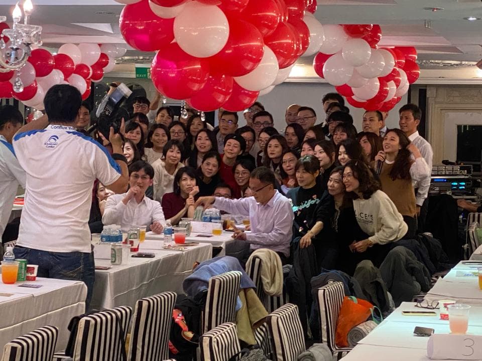 這張「一群人聚餐」的照片是,一群朋友坐在餐桌旁,桌上擺滿了食物和飲料。他們看起來很開心,正在聊天和享受彼此的陪伴。天花板上裝飾著許多氣球,為聚餐增添了歡樂的氛圍。