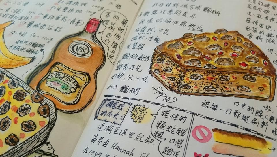 這張照片是一個人站在鏡子前,鏡子裡是她穿著運動服的樣子。她穿著黑色的短褲和白色條紋的運動褲,顯得非常有活力。