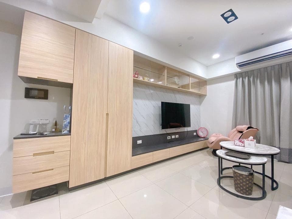 1. 這是一張照片,顯示一個客廳的內部