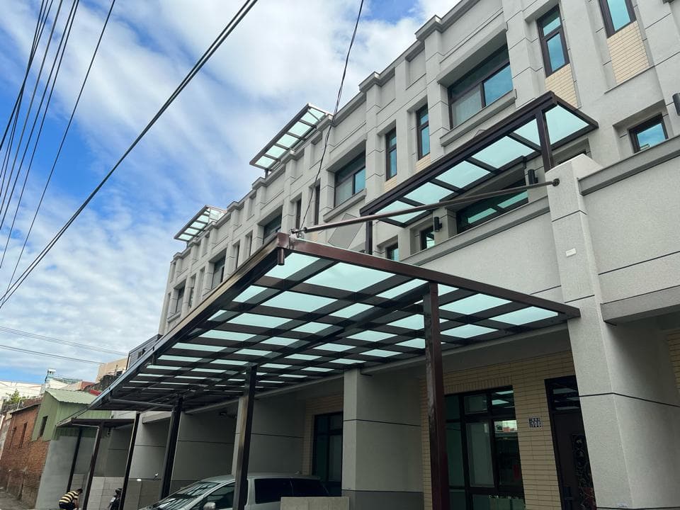 這張「現代化建築」的照片是一個附有玻璃屋頂的房子,屋頂上還有一個類似陽臺的空間。