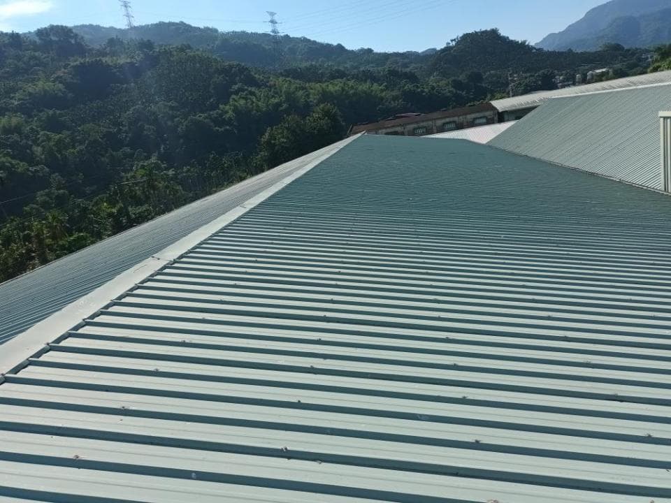 1) 照片展示了一個金屬屋頂,屋頂上有許多平行的波浪形,看起來是新的