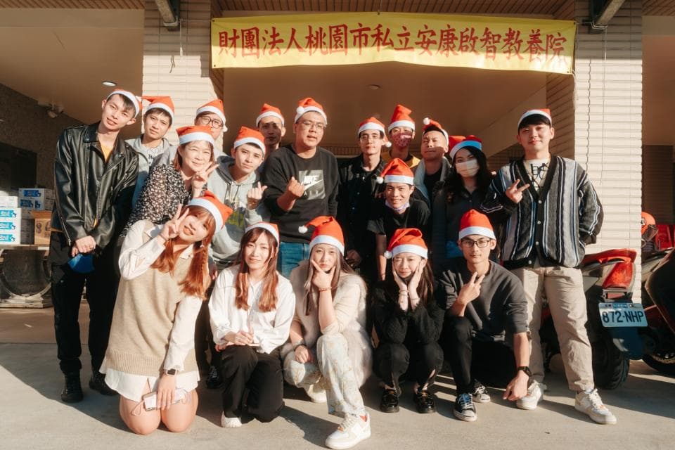 這張照片是一群朋友在戶外歡聚的場景,他們戴著聖誕帽,笑容燦爛,洋溢著節日的喜悅。