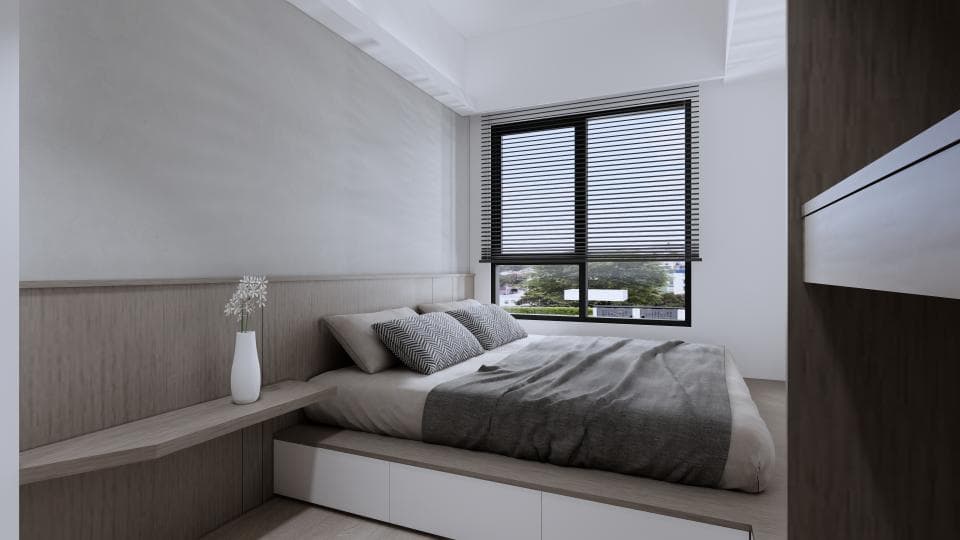 這張臥室的照片是一張簡約風格的床,床頭板是木紋的,床頭櫃是白色的,床單是灰色的,窗戶是黑色的百葉窗,房間裡有一盆乾燥花。