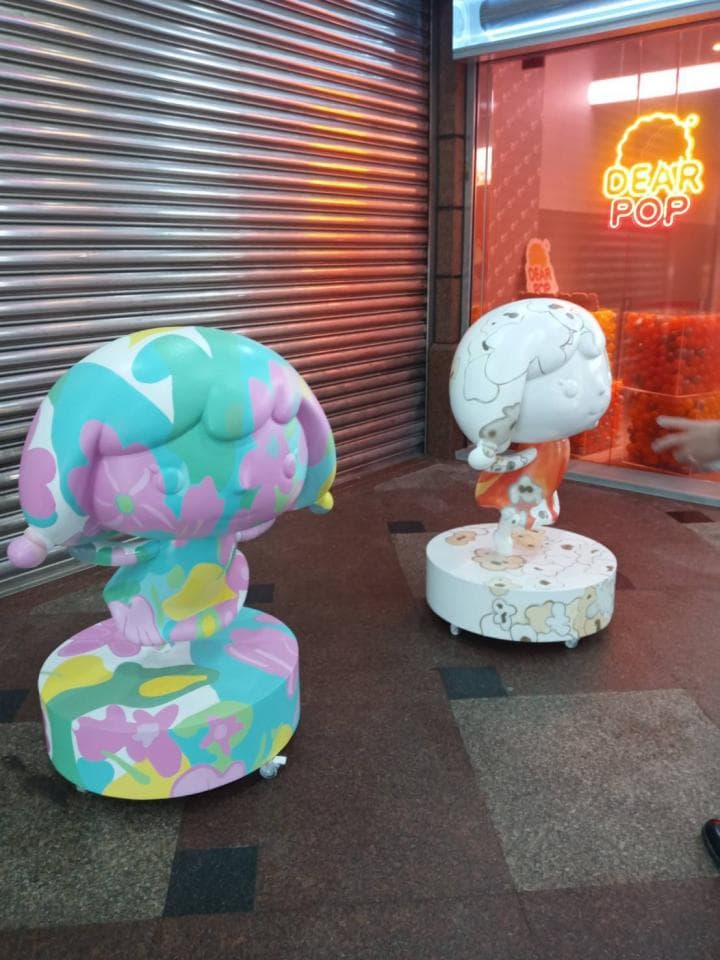 這張「兩個卡通人物」的照片是兩個可愛的卡通人物,一個是粉紅色和藍色的,另一個是白色和橙色的。