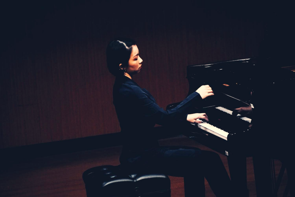 這張「一位女性鋼琴家在舞臺上演奏」的照片是。