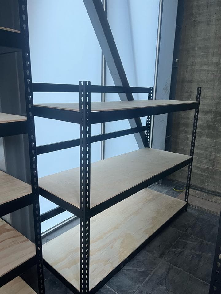 1) 這張照片顯示一個黑色金屬架,上面有木板,架子上有三層